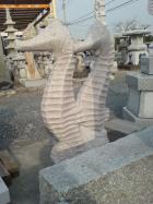 寄り添う「タツノオトシゴ」の石像